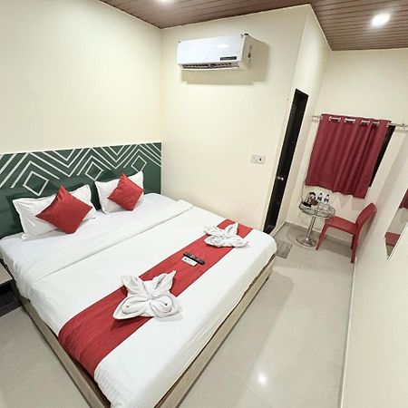 Hotel Kailash Park- Near International Airport Mumbai Exteriör bild