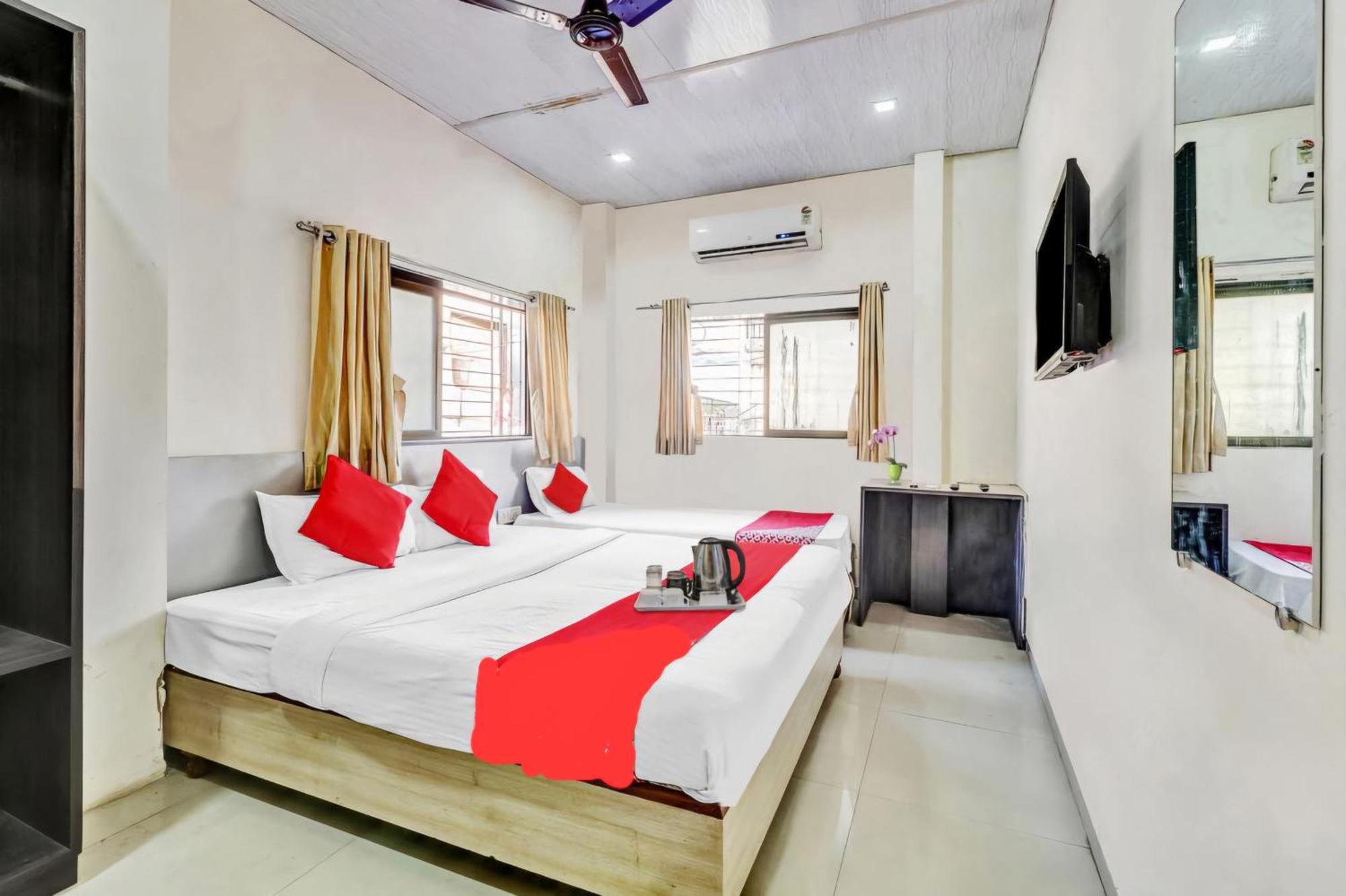 Hotel Kailash Park- Near International Airport Mumbai Exteriör bild