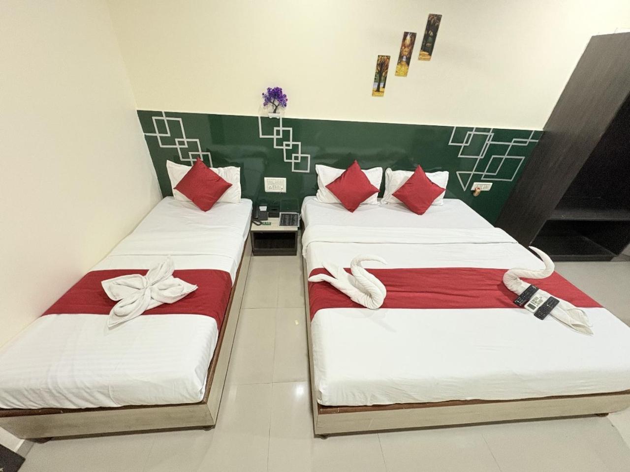 Hotel Kailash Park- Near International Airport Mumbai Exteriör bild