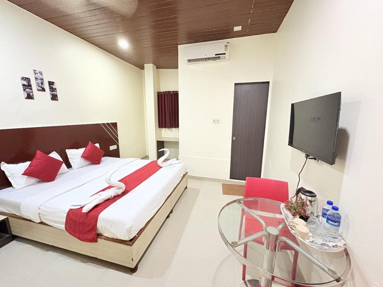 Hotel Kailash Park- Near International Airport Mumbai Exteriör bild