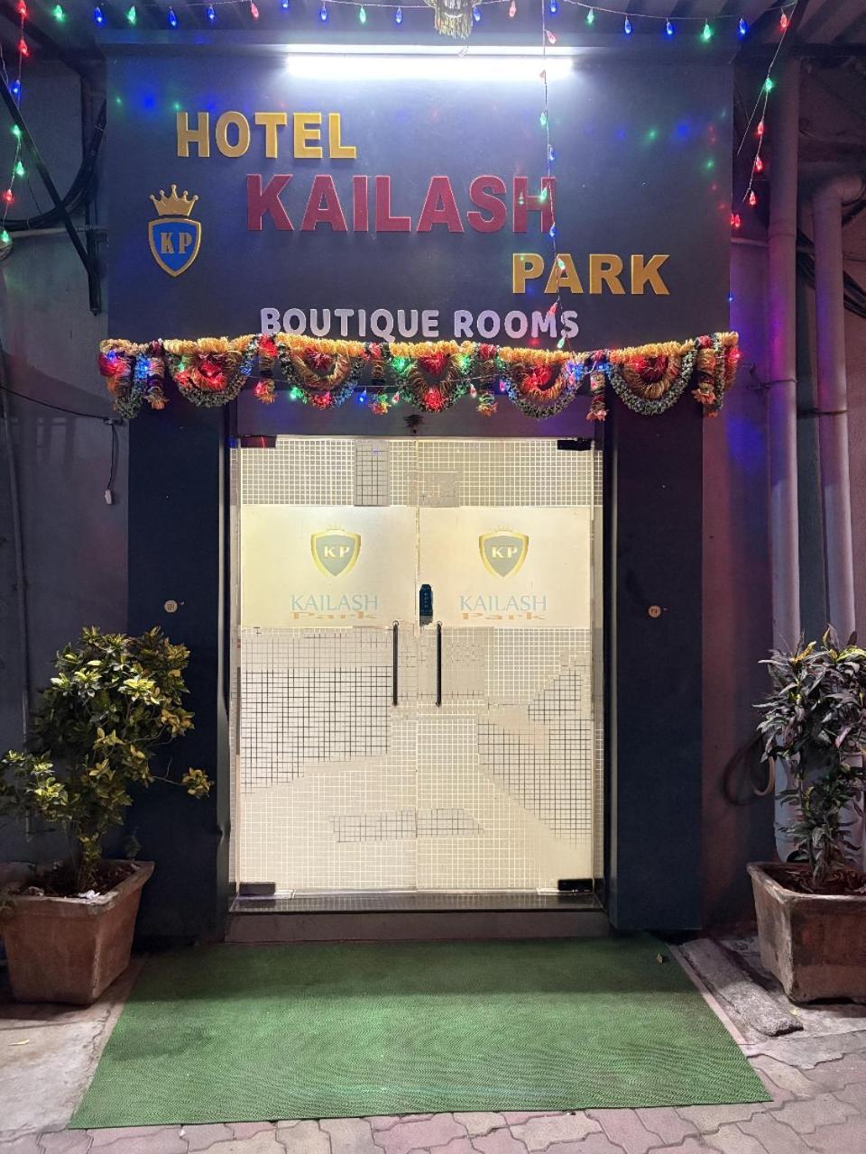 Hotel Kailash Park- Near International Airport Mumbai Exteriör bild