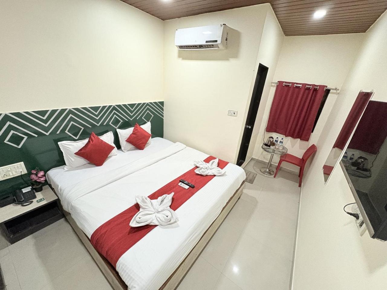 Hotel Kailash Park- Near International Airport Mumbai Exteriör bild
